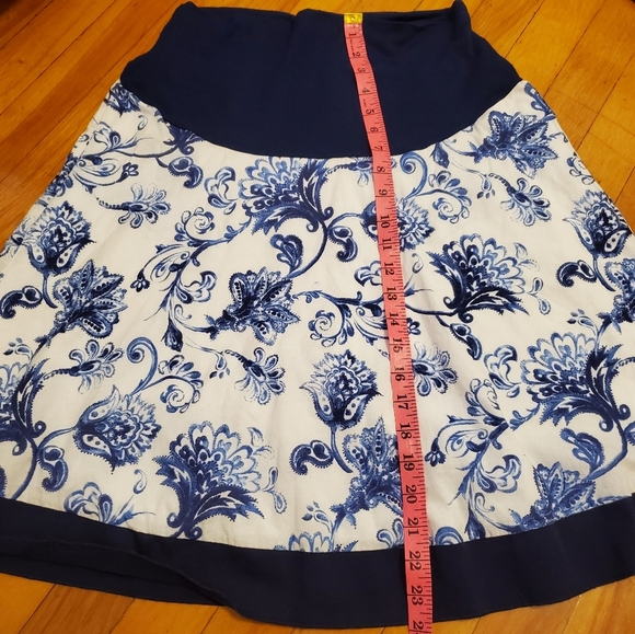 Thyme Maternity short floral skirt. Blue and white. Size L. - Picture 7 of 7